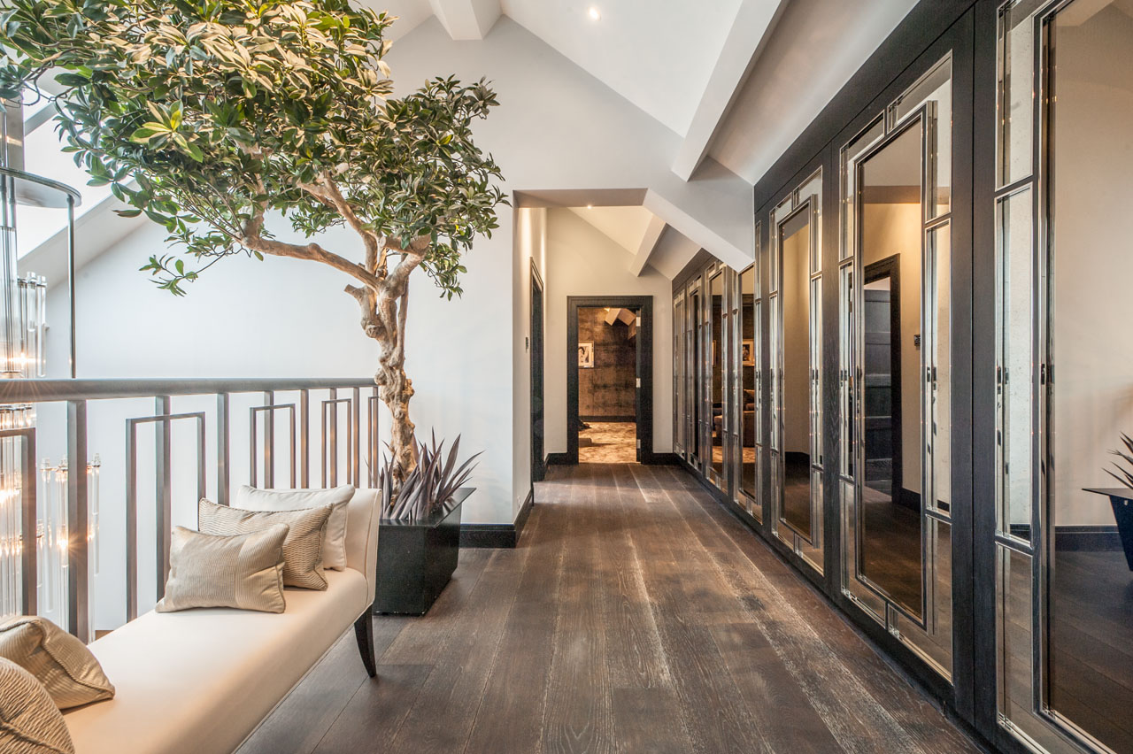Lowndes Square - Hallway